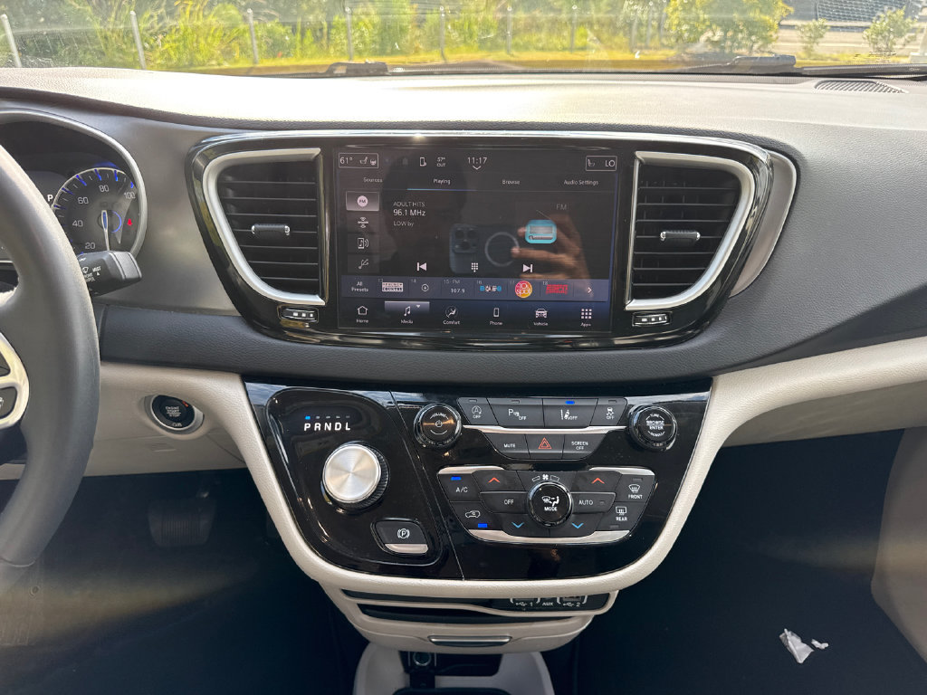 Used 2024 Chrysler Pacifica Touring-L FWD image 18