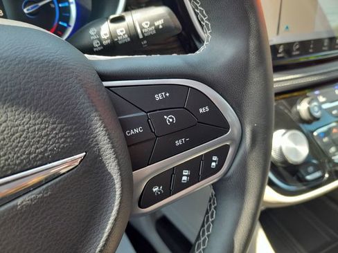 Used 2023 Chrysler Pacifica Limited FWD image 15