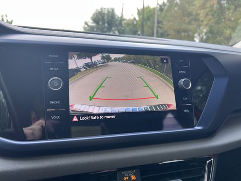 Certified 2022 Volkswagen Taos SE image 20