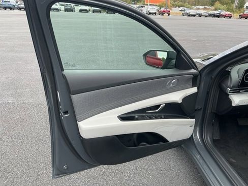 Certified 2024 Hyundai Elantra Limited image 9