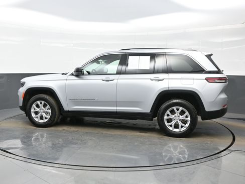 Used 2024 Jeep Grand Cherokee Limited image 3