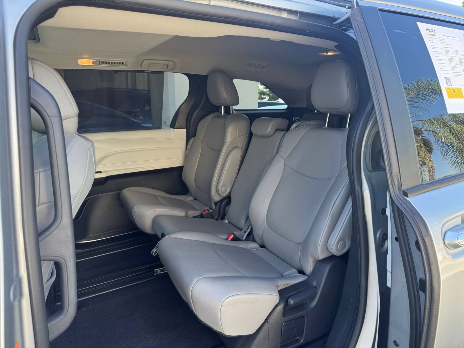 Used 2025 Toyota Sienna XLE FWD image 27