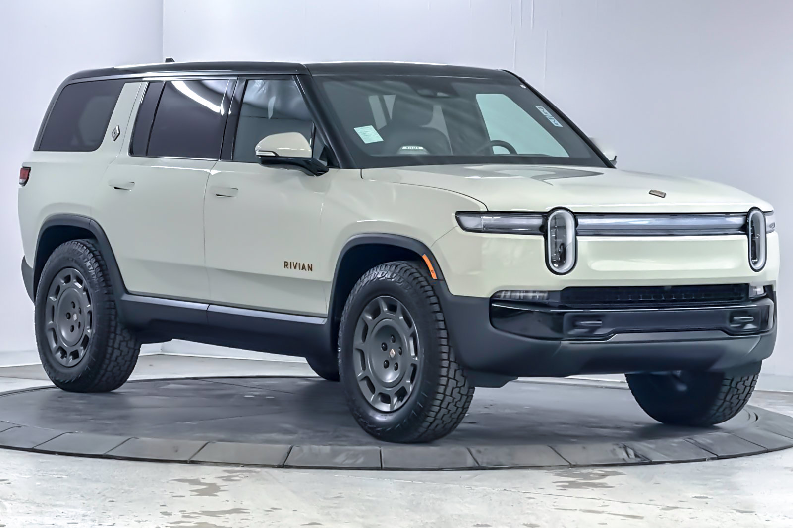 Used 2025 Rivian R1S Adventure Tri AWD/4WD image 9