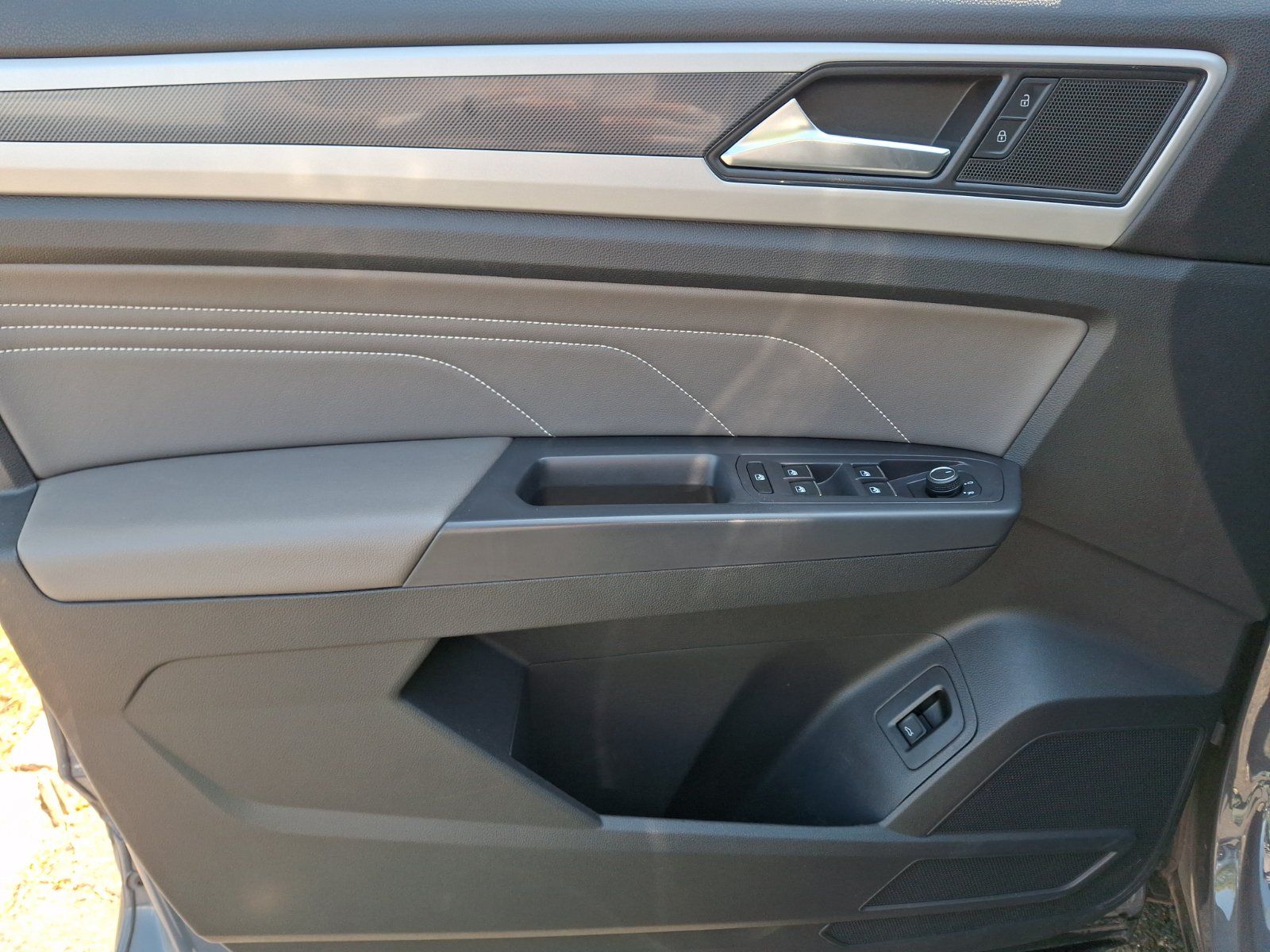 Used 2021 Volkswagen Atlas Cross Sport SE w/ Panoramic Sunroof Package FWD image 14