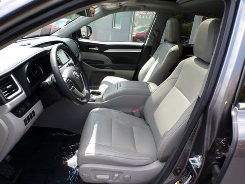 Used 2017 Toyota Highlander XLE AWD/4WD image 14