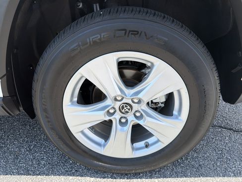 Used 2019 Toyota RAV4 XLE w/ Convenience Package FWD image 29