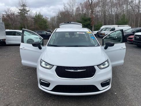 Used 2024 Chrysler Pacifica Touring-L FWD image 30