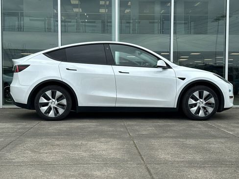Used 2021 Tesla Model Y 2WD image 2