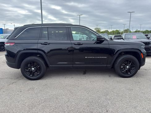 Used 2025 Jeep Grand Cherokee Laredo X w/ Luxury Tech Group I AWD/4WD image 4