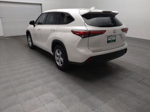 Used 2021 Toyota Highlander LE AWD/4WD image 5