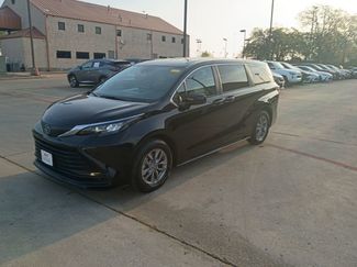 Used 2025 Toyota Sienna LE video 1