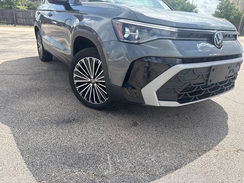 Certified 2025 Volkswagen Taos SE FWD image 2