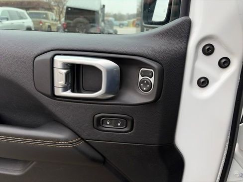 Used 2025 Jeep Wrangler Sahara image 47