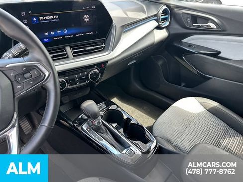 Used 2025 Chevrolet Trax LT w/ LT Convenience Package FWD image 34
