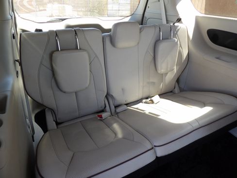 Used 2020 Chrysler Pacifica Limited FWD image 12