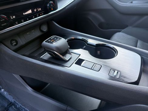 Used 2025 Nissan Rogue SV image 39