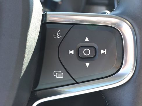 Used 2025 Volvo XC40 B5 Plus image 23