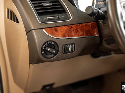 Used 2015 Chrysler Town & Country Touring image 19