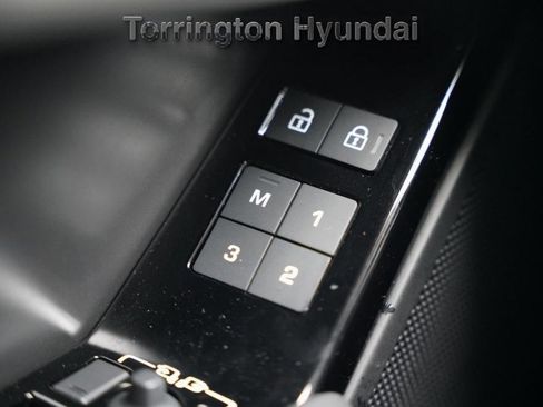 Used 2025 Land Rover Range Rover Velar Dynamic SE image 23