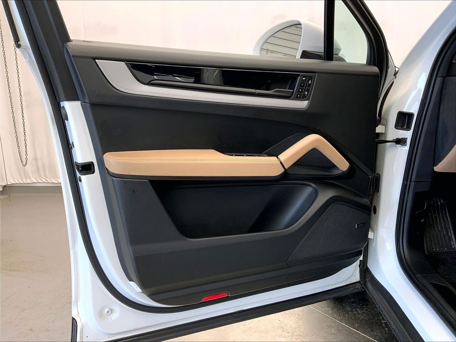 Certified 2024 Porsche Cayenne AWD/4WD image 28