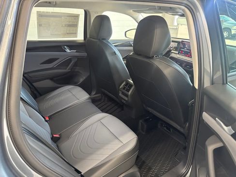 New 2026 Volkswagen Tiguan SE FWD image 10