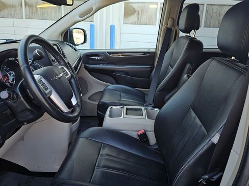 Used 2016 Chrysler Town & Country Touring image 15