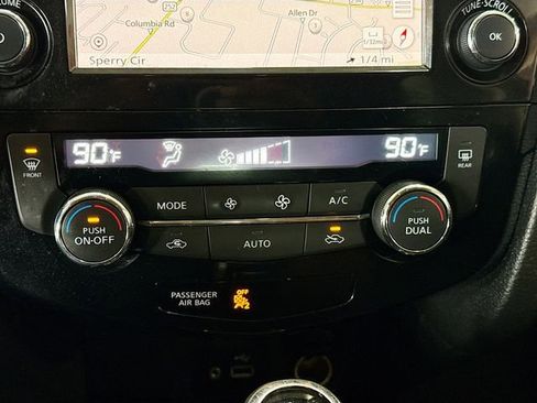 Used 2018 Nissan Rogue SV w/ Premium Package image 17