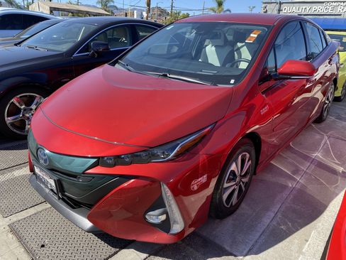 Used 2017 Toyota Prius Prime Advanced FWD image 2