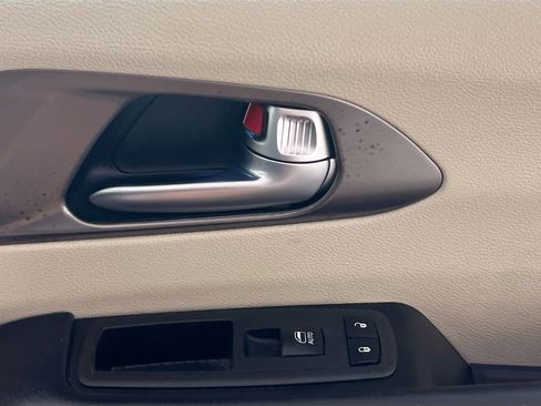 Used 2022 Chrysler Pacifica Touring-L FWD image 30