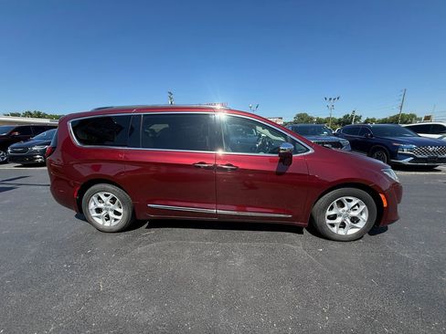 Used 2019 Chrysler Pacifica Limited FWD image 2