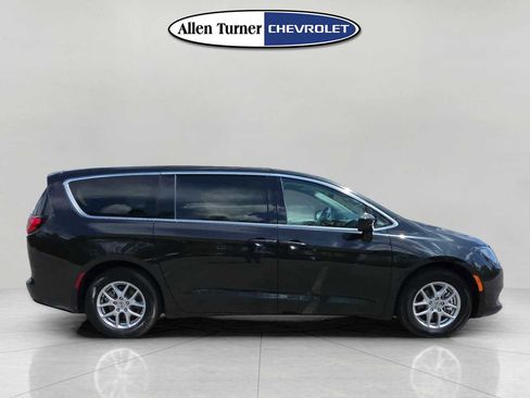 Used 2023 Chrysler Voyager LX FWD image 3