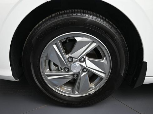 Used 2025 Hyundai Elantra SE FWD image 14