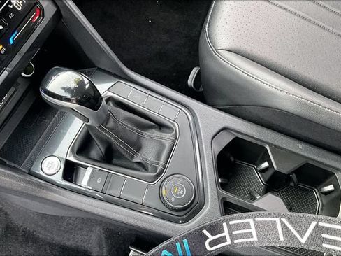 Used 2023 Volkswagen Tiguan SE AWD/4WD image 17