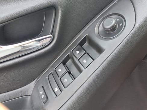 Used 2019 Chevrolet Trax LT w/ LT Convenience Package AWD/4WD image 17