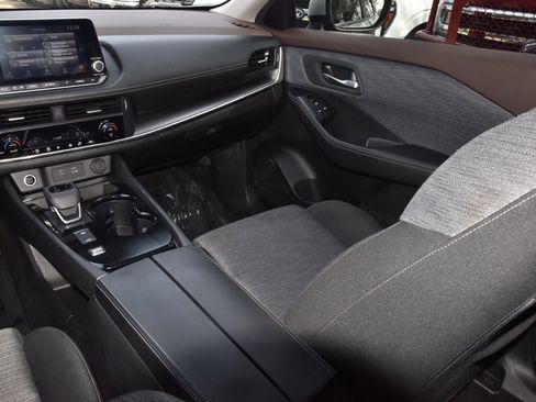 Used 2023 Nissan Rogue SV image 17