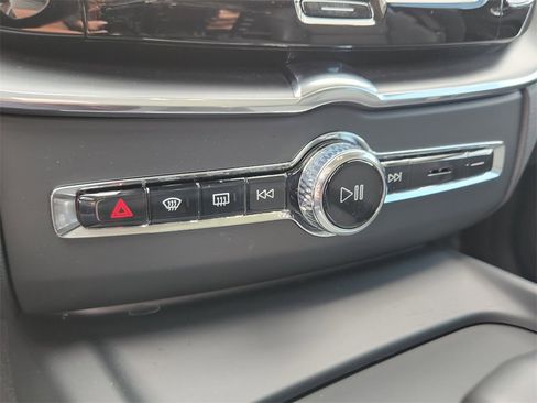 Used 2025 Volvo XC60 B5 Core image 10