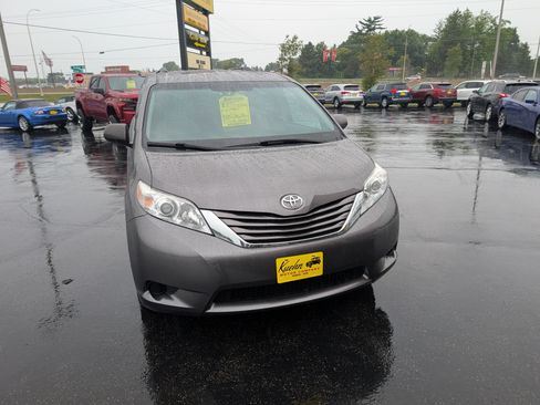 Used 2015 Toyota Sienna LE FWD image 3