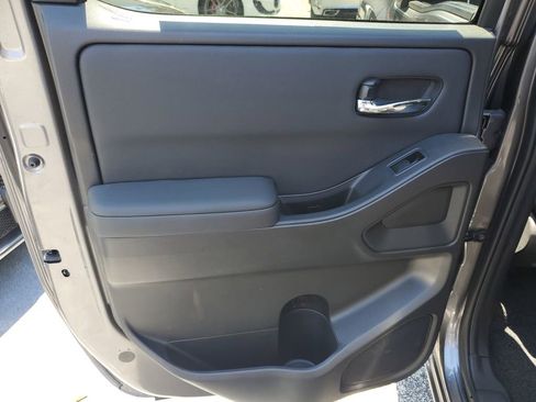 Used 2024 Nissan Frontier SV w/ Technology Package image 11