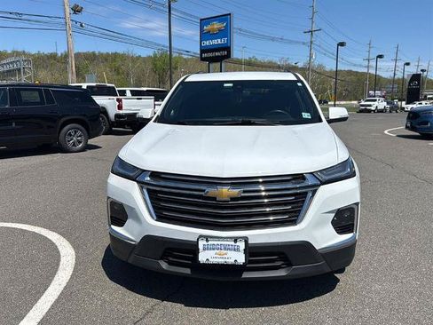Used 2023 Chevrolet Traverse LT FWD image 2