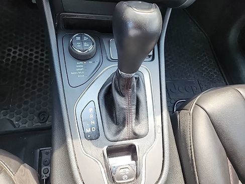 Used 2022 Jeep Cherokee Trailhawk w/ Comfort/Convenience Group AWD/4WD image 24