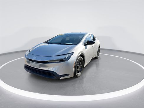 Used 2024 Toyota Prius LE FWD image 4
