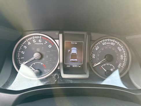 Used 2021 Toyota Tacoma TRD Off-Road image 16