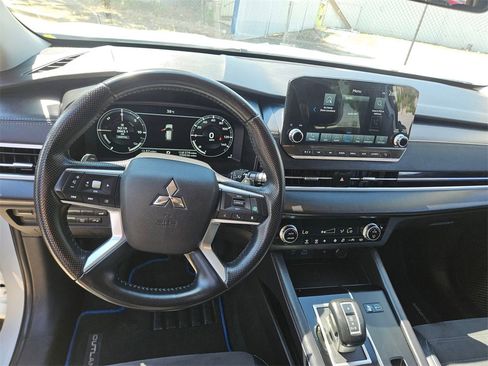 Used 2023 Mitsubishi Outlander SE image 16