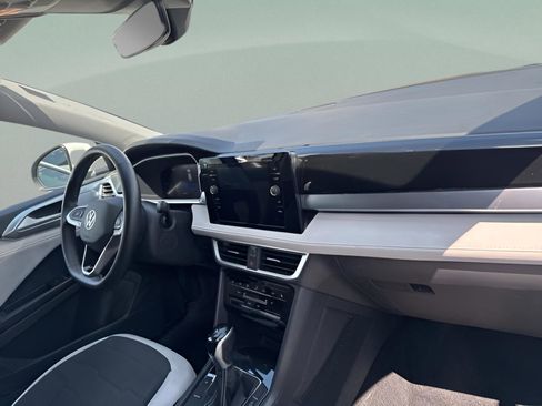 Used 2025 Volkswagen Taos SE AWD/4WD image 15