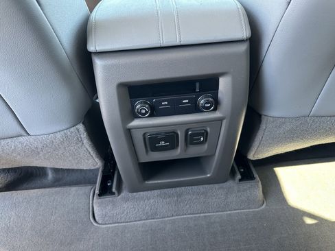 Used 2019 Chevrolet Traverse LT w/ LT Premium Package image 16