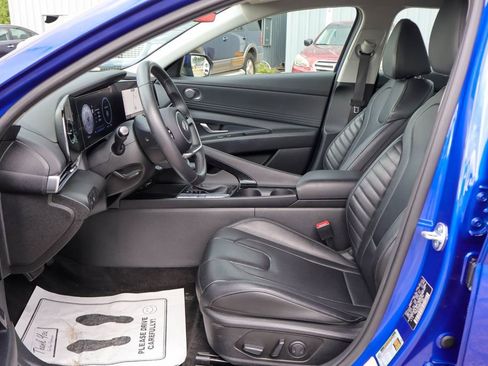 Used 2025 Hyundai Elantra Limited FWD image 7