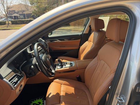 Used 2022 BMW 740i RWD image 10