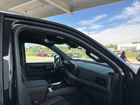 New 2025 Chevrolet Suburban Premier image 35