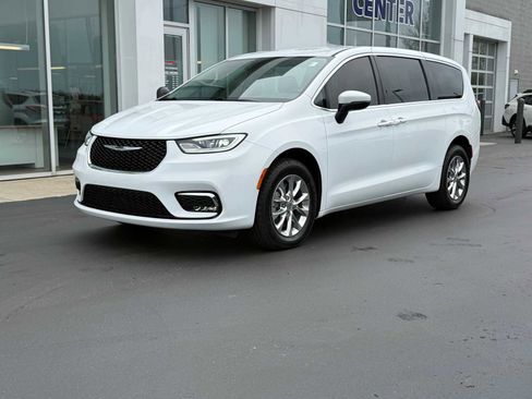 Used 2023 Chrysler Pacifica Touring-L AWD/4WD image 1