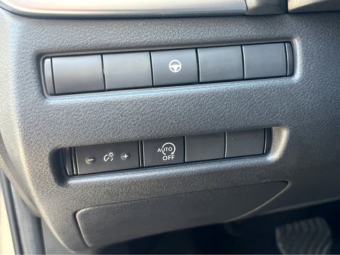 Used 2023 Nissan Rogue SV image 16
